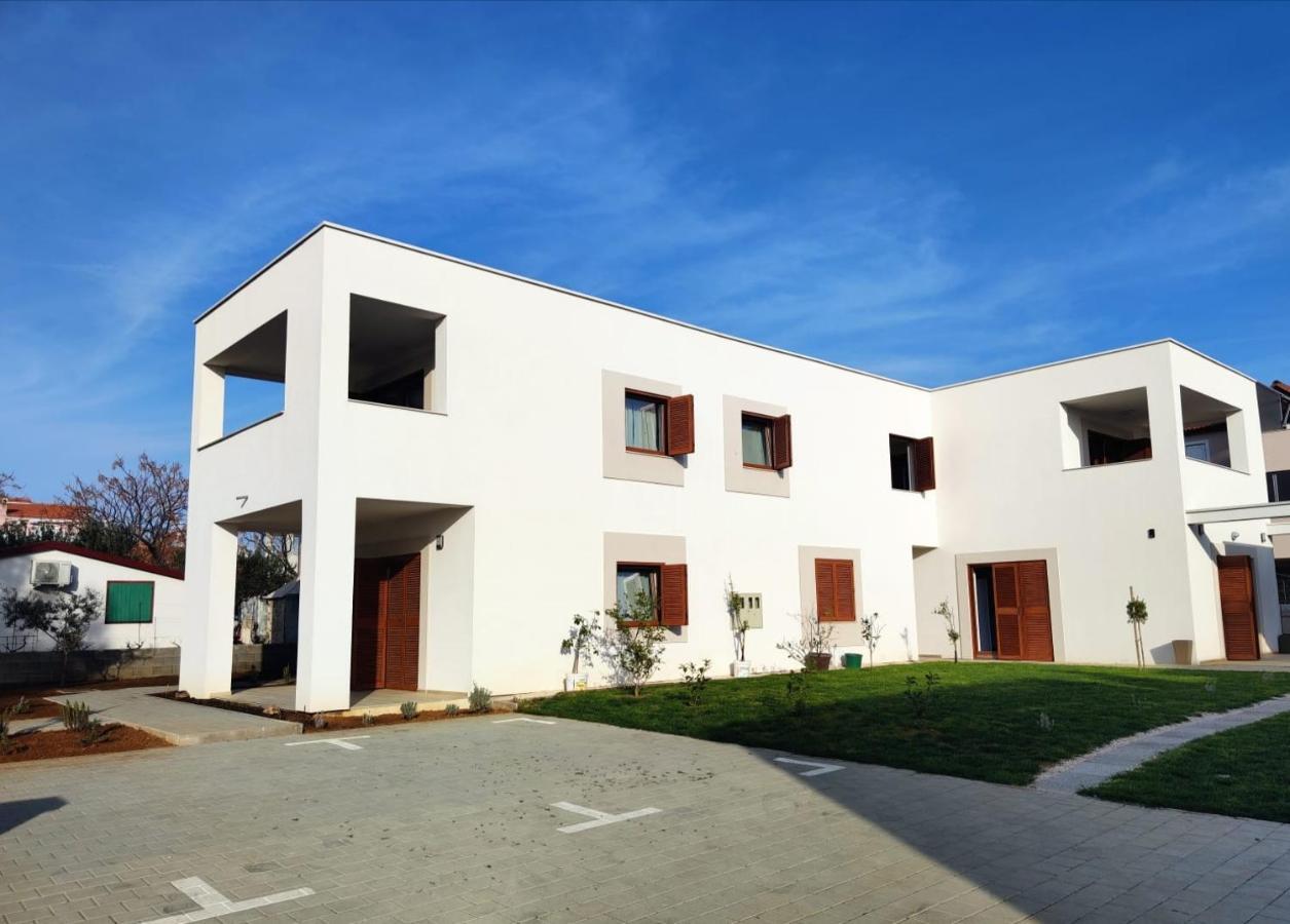 Apartments Leticia Vrsi Bagian luar foto