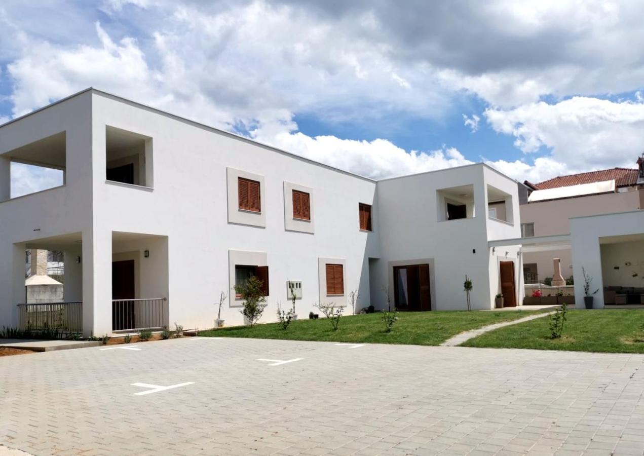 Apartments Leticia Vrsi Bagian luar foto