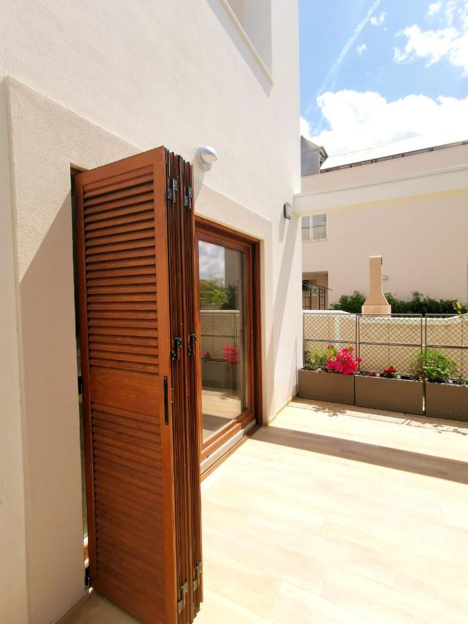 Apartments Leticia Vrsi Bagian luar foto
