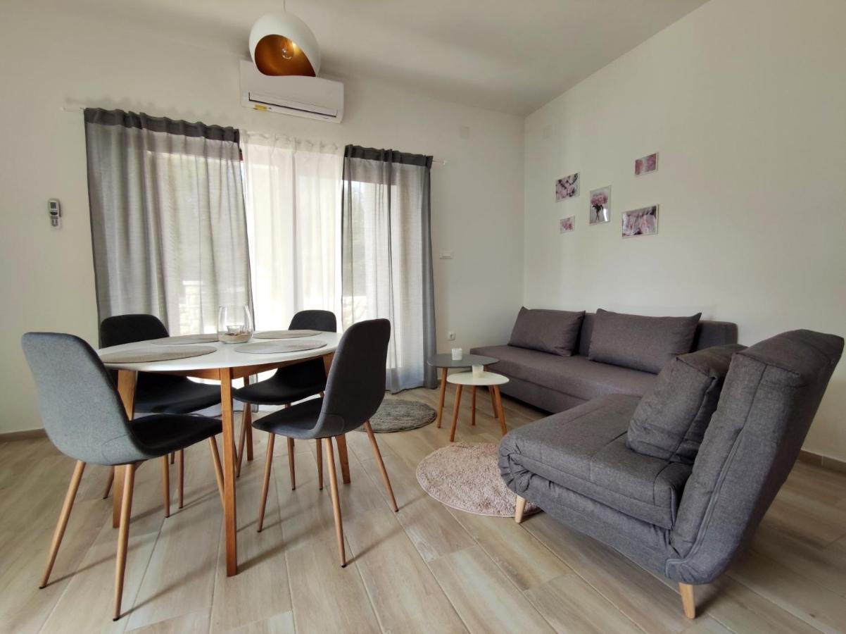 Apartments Leticia Vrsi Bagian luar foto