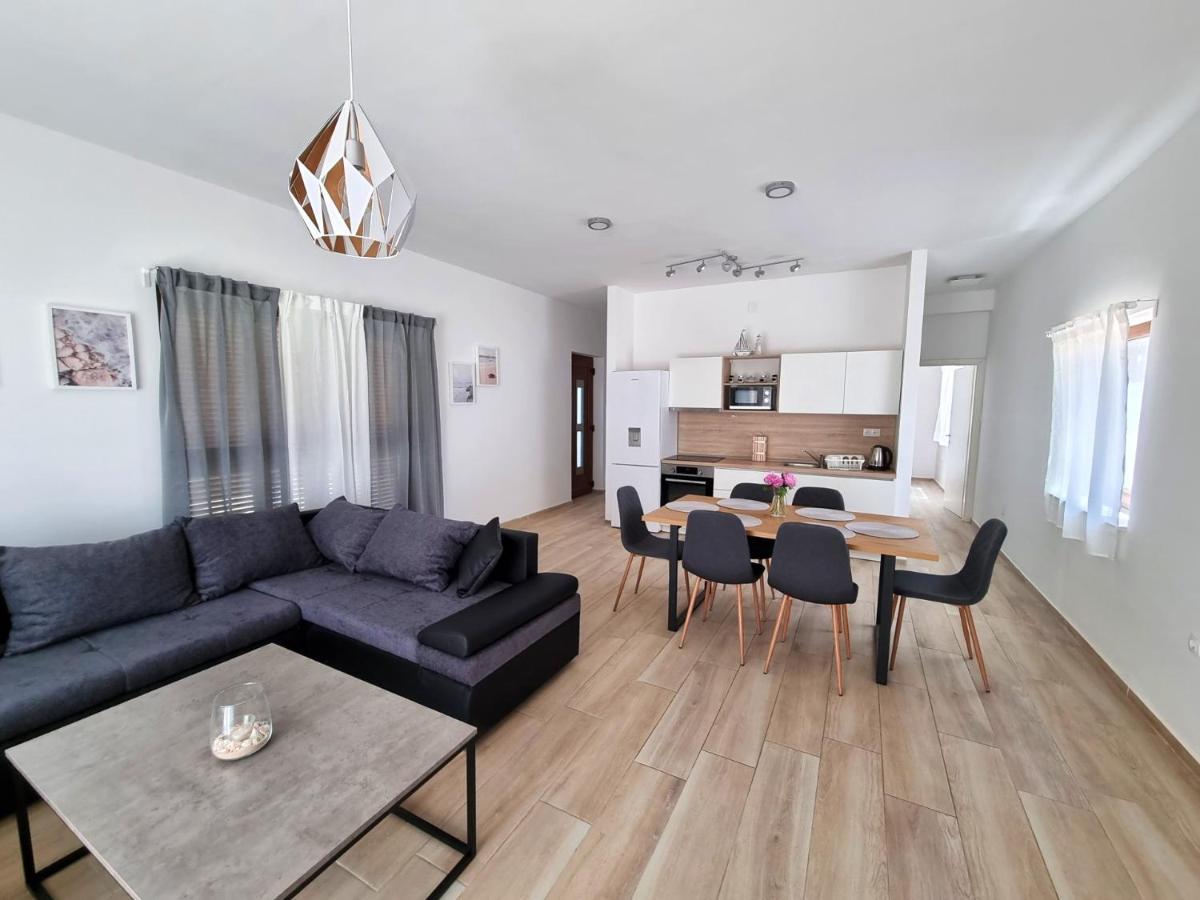 Apartments Leticia Vrsi Bagian luar foto