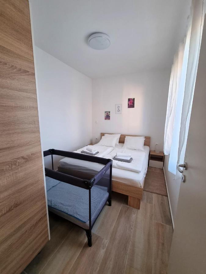 Apartments Leticia Vrsi Bagian luar foto